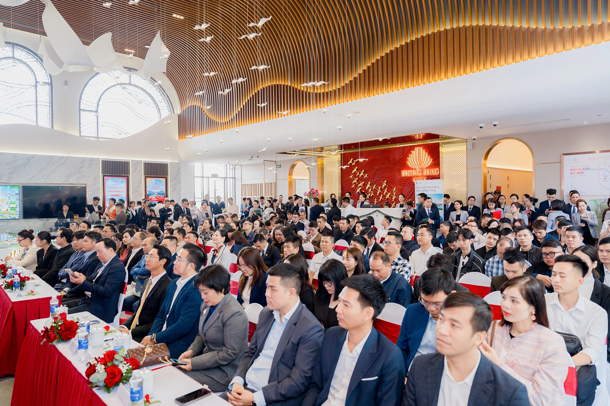 Không gian tư vấn chuyên nghiệp tại sự kiện Hồng Hạc City